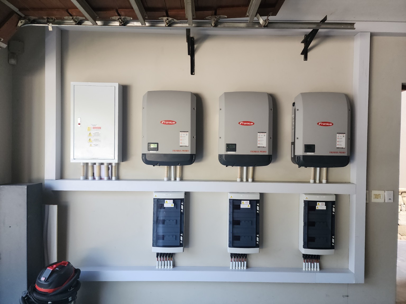 FAFU three-inverter distribution installation