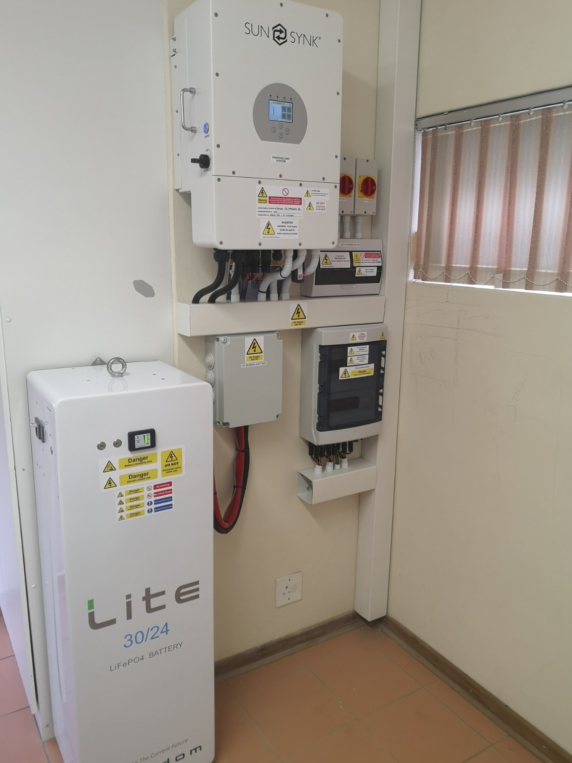 Complete FAFU SunSynk inverter and Lite 30/24 battery installation